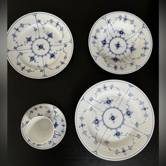 Royal Copenhagen Blue Fluted sets - Picture 2 of 9